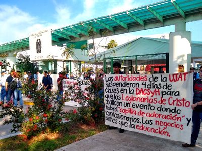 Protestan en la UJAT por uso de instalaciones para evento de Legionarios de Cristo