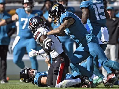 Trevor Lawrence, quarterback de los Jaguars, salió en camilla por una conmoción cerebral (Videos)