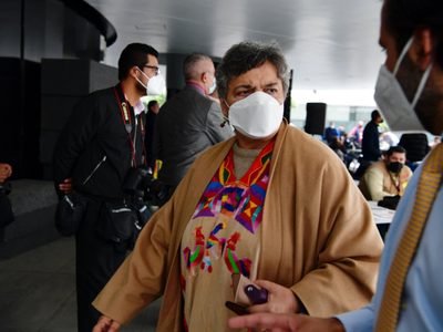 Vuelca camioneta en la que viajaba Beatriz Paredes