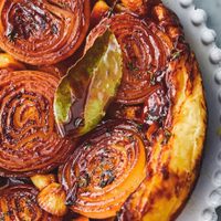 Tarta rústica de cebollas: con solo 2 ingredientes, lucite con esta receta económica y deliciosa