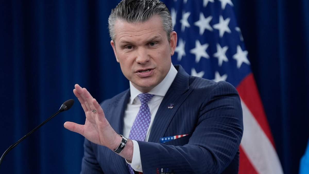 El secretario de Defensa, Pete Hegseth, habla con los medios de comunicación durante una rueda de prensa en el Pentágono