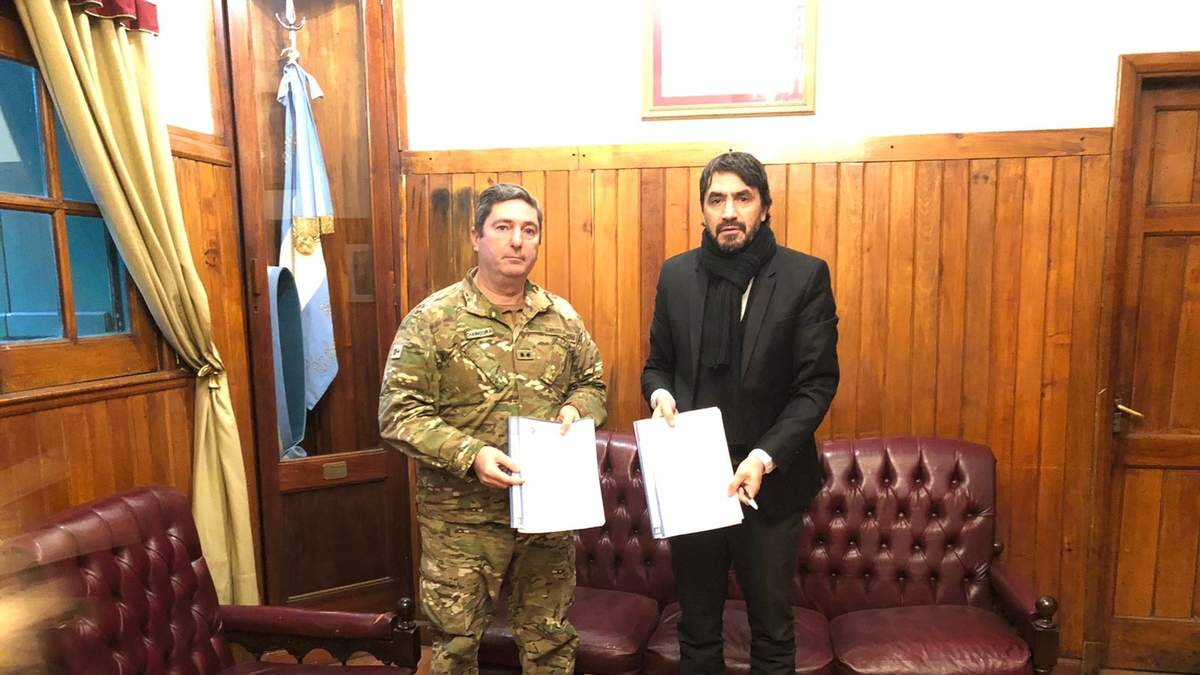 El intendente de San Martín de los Andes, Carlos Saloniti y el coronel Chamadoira. Fuente: (Twitter)