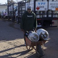 En pleno Vaca Muerta y rodeados de pozos petroleros, vecinos del Oeste hacen fila para conseguir garrafas sociales