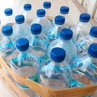 Con una botella de plástico y esta perfecta idea, creá este portabotellas que le da un toque de distinción a tu mesa