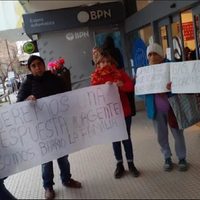 Vecinos de la toma La Familia se manifestaron por los servicios en la sede de la UPEFE