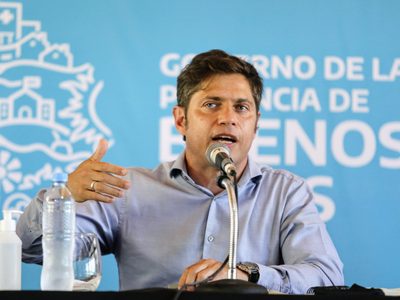Una mujer subió al escenario e increpó a Axel Kicillof durante un acto en Brandsen