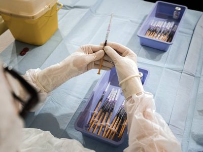 30 casos de coagulación sanguínea en Reino Unido tras la vacuna de AstraZeneca