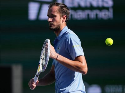 Multan a Medvedev con 7 mil dólares por conducta antideportiva tras romper su raqueta siete veces