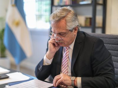 Con un decreto, el Gobierno extendió la prohibición de los despidos sin causa
