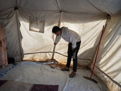 Primeras lluvias invernales fuertes azotan refugios improvisados de Gaza