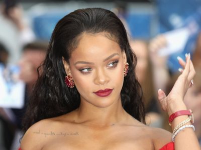 ¡De fiesta! Rihanna se toma unos shots para promocionar su maquillaje. ¡Mirá el video!