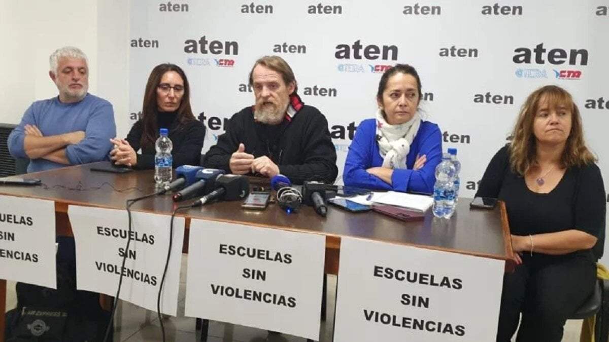 Guagliardo junto a integrantes de ATEN. Fuente: (Facebook)