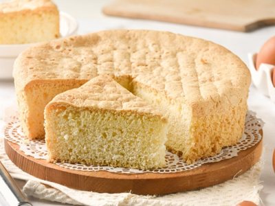 Sin gluten y solo 3 ingredientes: la receta más fácil de bizcochuelo para acompañar los mates del finde