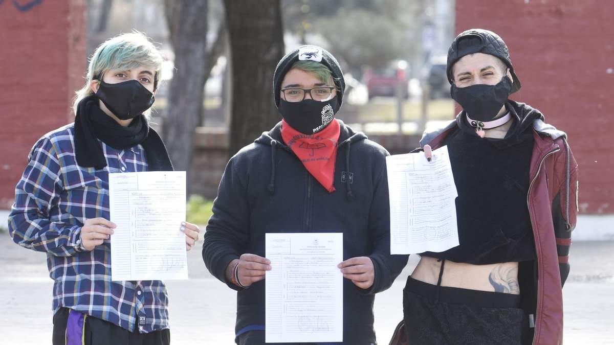 Las primeras tres personas no binarias que recibieron su DNI. Fuente: (Twitter)