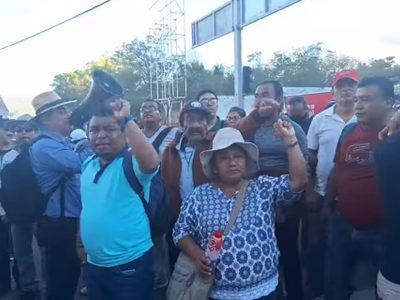 La Sección 22 de la CNTE irrumpe en los actos por el Primer informe de gobierno de Salomón Jara