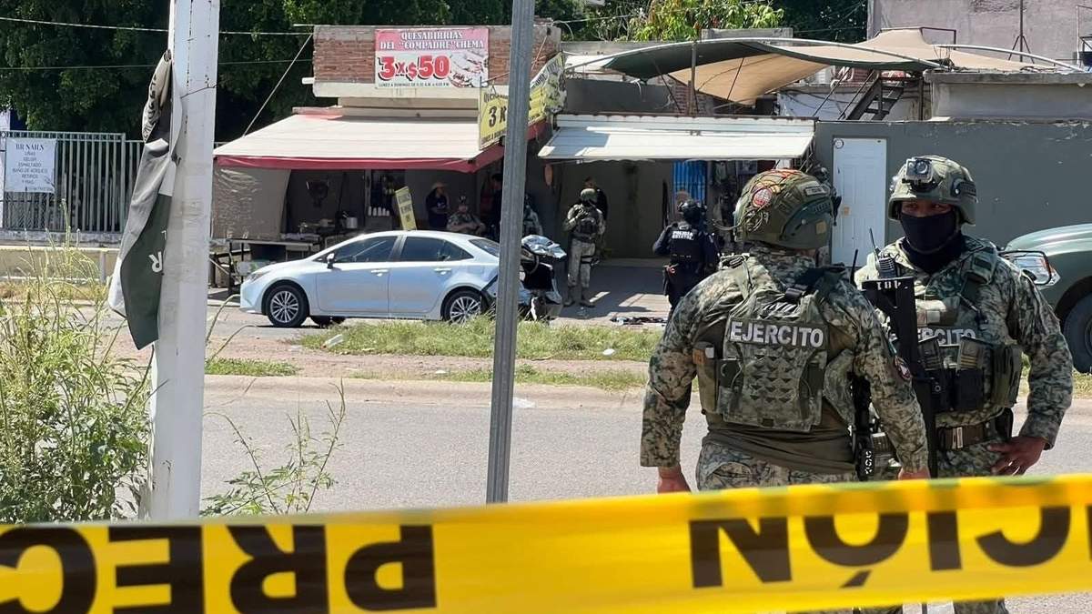 Elementos del Ejército en la zona donde aseguraron un vehículo en el que se transportaban el grupo armado que privó de la libertad al escolta de la familia de Rocha Moya