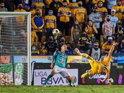 Tigres remonta y vence a León 2-1 en el partido de ida de la semifinal