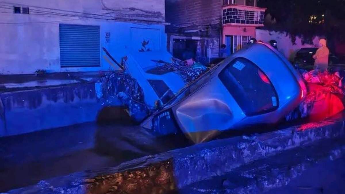 Autos arrastrados por la corriente en Chalco