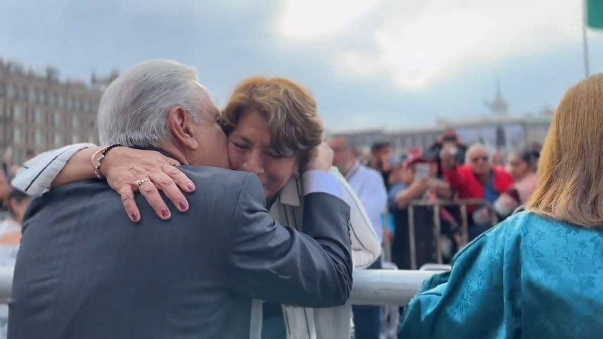 El saludo entre AMLO y Delfina Gómez