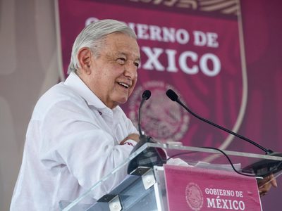 AMLO anuncia “reconocimiento” a Claudio X. González, Loret y Ferriz: “nos han ayudado muchísimo”