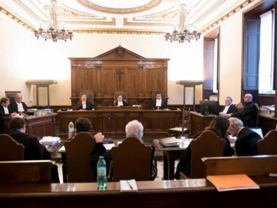 El Vaticano condena a cárcel a dos exdirectivos del IOR por malversación de fondos y lavado de dinero