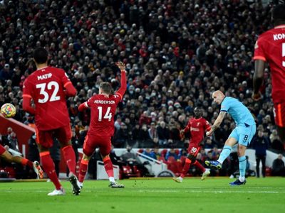 Ómicron gana cancha en la Liga Premier, posponen cinco partidos tras aumento de contagios