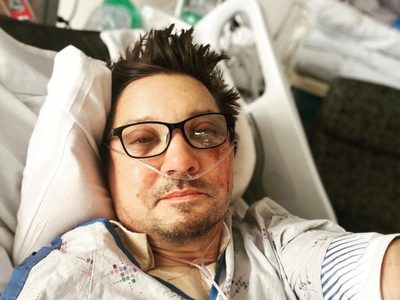 Jeremy Renner reaparece tras accidente y manda este mensaje desde el hospital