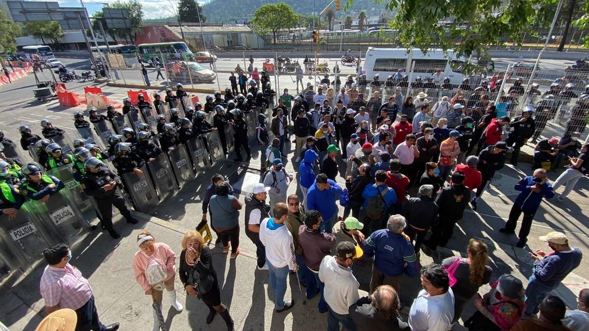 Bloqueo de transportistas en Insurgentes Norte