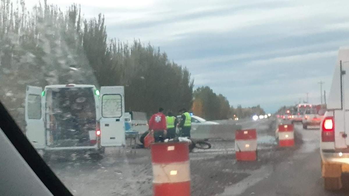 Un motociclista tuvo que ser derivado al hospital local con heridas leves.