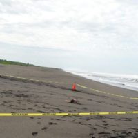 Llovía, la lancha se volteó y... tres niños migrantes se ahogan en la costa de Chiapas