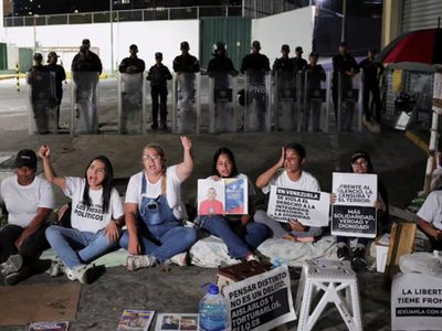 Venezuela: familiares de presos políticos cumplen 24 horas en huelga de hambre en Caracas