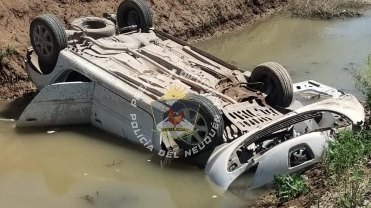 Los primeros testigos temieron por la suerte del conductor. Fuente: (Policía de Neuquén)