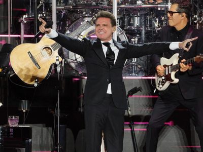 Luis Miguel, “El Sol” brilla ante 65 mil fans en pletórico Estadio GNP (Videos)