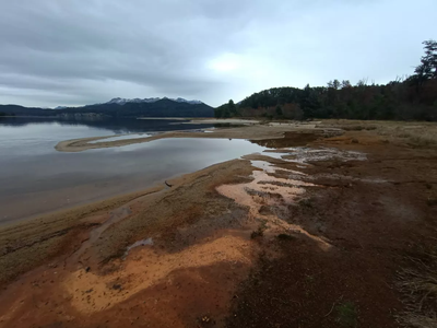 Alertaron que la playa de Bahía Kraft no se puede usar por la contaminación del agua