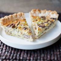 Tarta de puerros y pollo, un clásico, pero con un secreto para que salga bien cremosa y te salve en pocos minutos