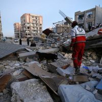 Van más de 400 muertos y cuatro mil heridos por terremoto en frontera entre Irán e Irak