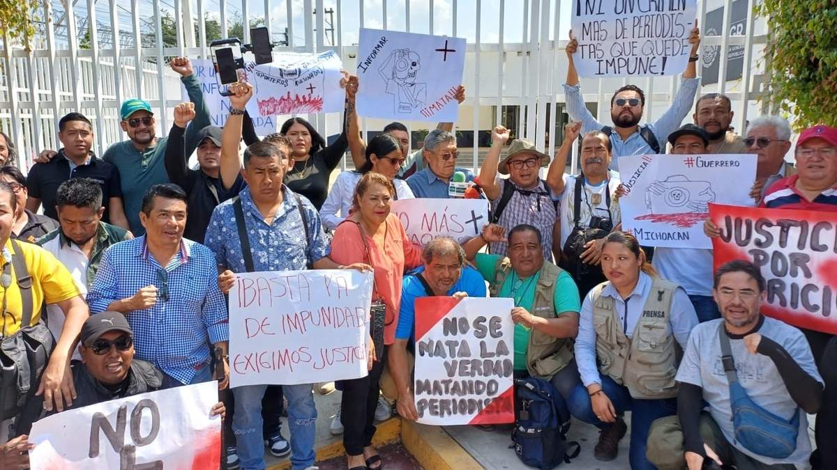 La protesta frente a la delegación de la FGR en Chilpancingo