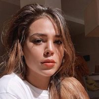 Danna Paola va a la playa con un escotazo que solo tapa con la melena... ¡Cuidado con la brisa!