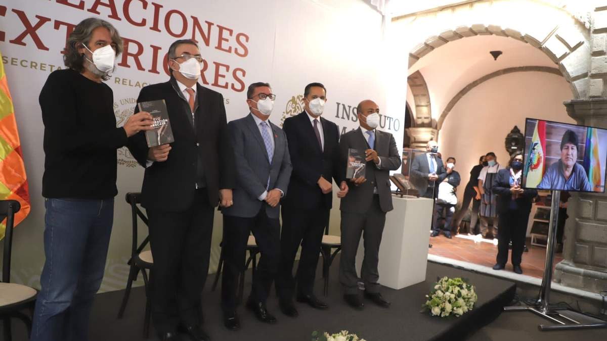 Ebrard en la presentación del libro "Evo: Operación Rescate"