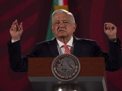 AMLO arremete contra "bloque conservador": El pueblo se cansa de tan pinche transa