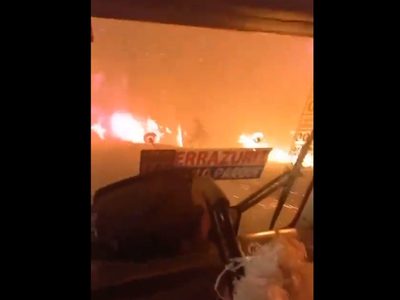 Autobús de pasajeros atraviesa uno de los incendios que azotan a Chile (Video)