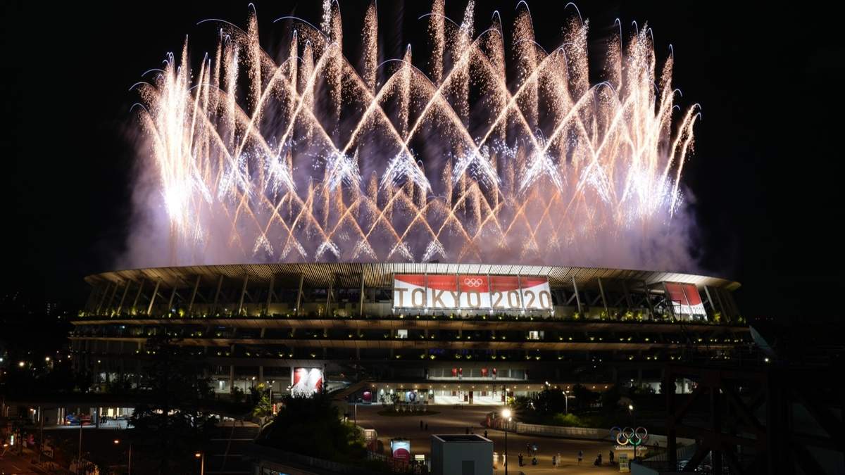 Fuegos artificiales iluminan el Estadio Nacional durante la ceremonia de apertura de los Juegos Olímpicos en Tokio