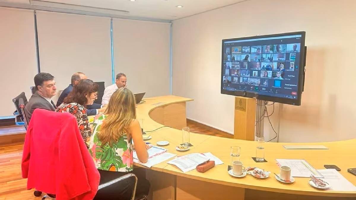 La reunión para definir el salario mínimo, vital y móvil. Fuente: (Infobae)