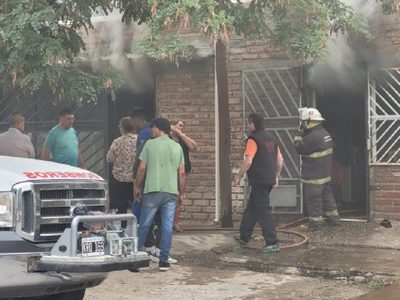 Gritos, corridas, muchos nervios y pérdidas totales en dos viviendas producto de un incendio