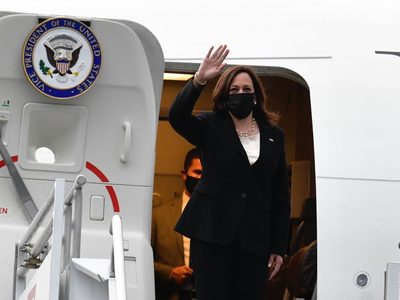 El tema migratorio "no se resolverá de la noche a la mañana": Kamala Harris