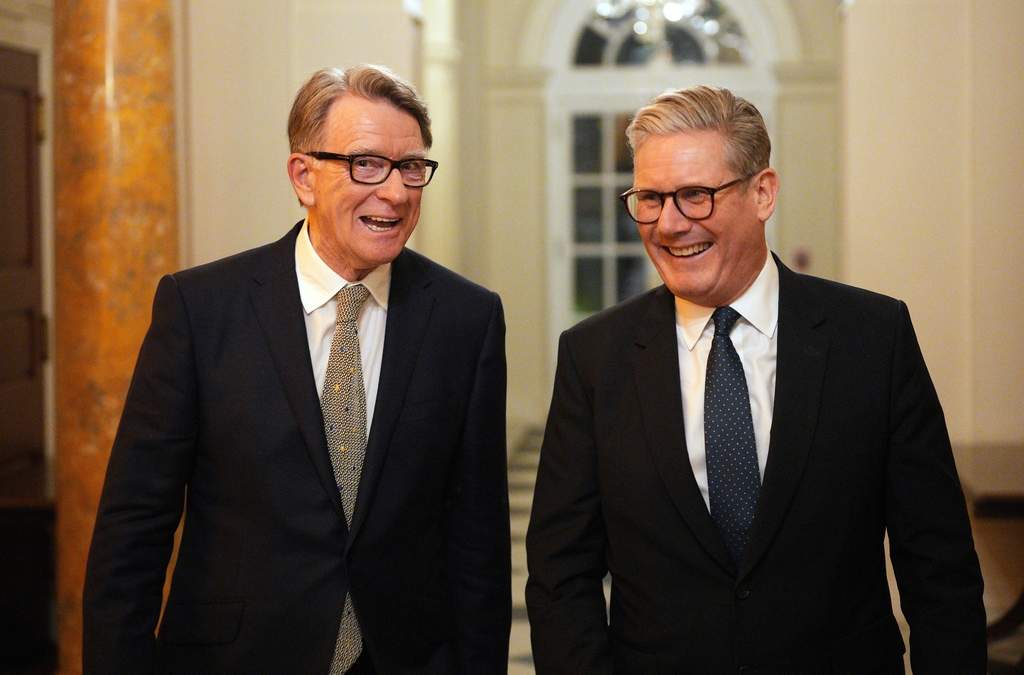 El primer ministro británico Keir Starmer (d) con el entonces embajador británico ante Estados Unidos Peter Mandelson en la residencia del embajador en Washington el 26 de febrero del 2025