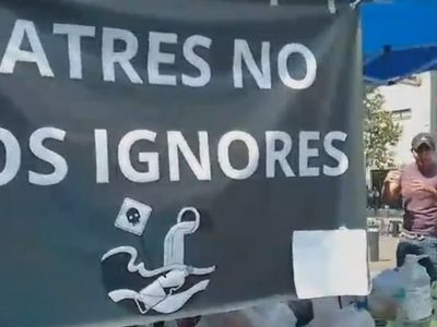 Vecinos de Benito Juárez mantienen bloqueo por agua contaminada; advierten denuncia (Video)