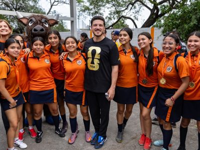 Samuel García rompe récord con 520 nuevas canchas rumbo al Mundial 2026