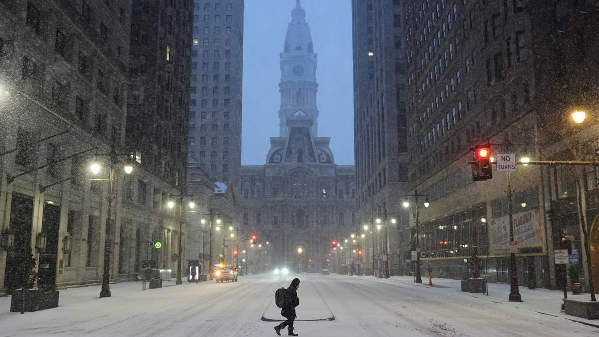 Una persona cruza una calle durante la tormenta invernal en Filadelfia, el domingo 25 de enero de 2026