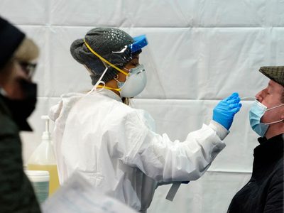 El tsunami de casos no para: el mundo registró un nuevo récord de contagios de coronavirus